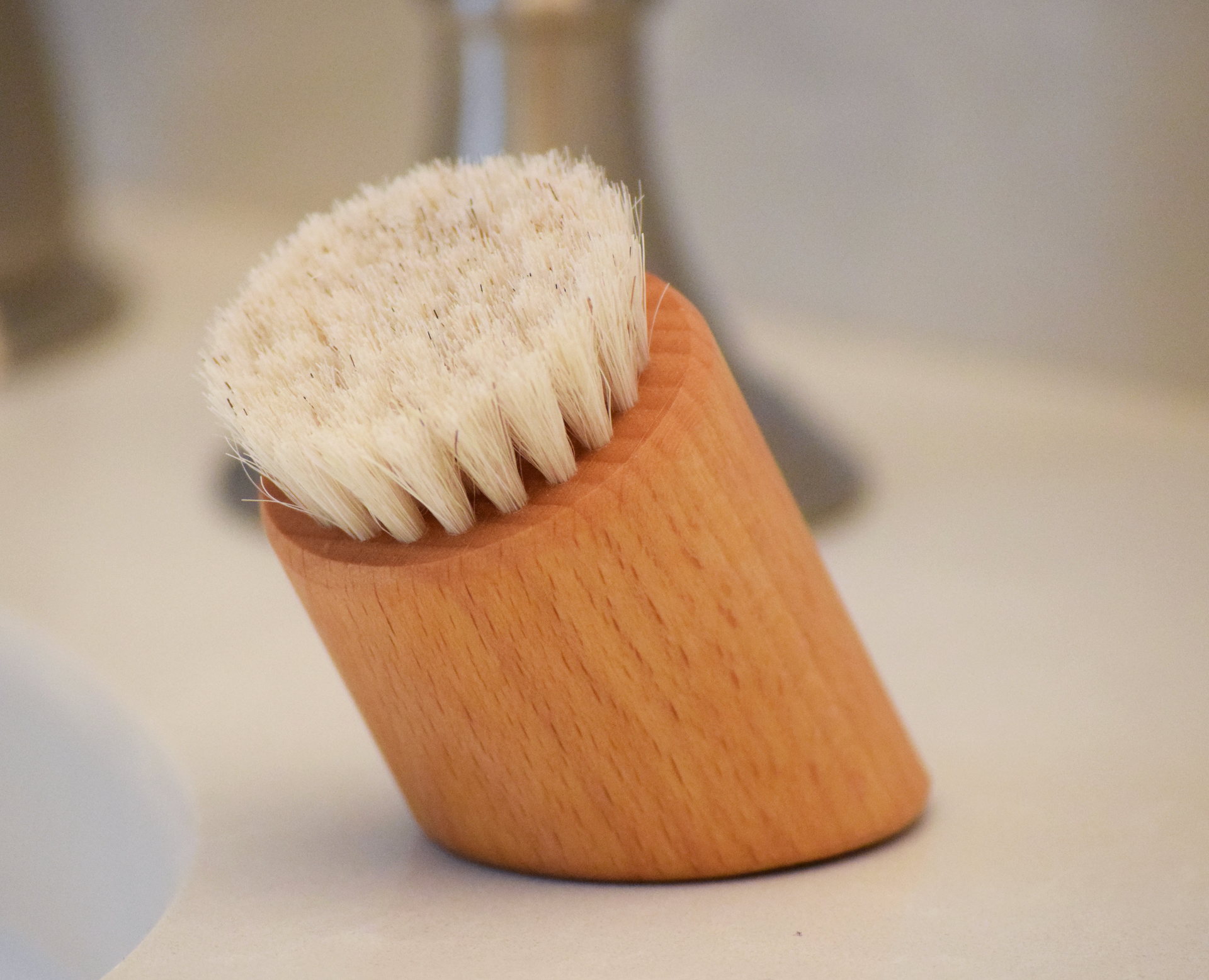 Face Brush Standing